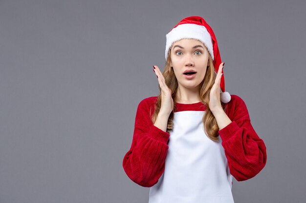 Jovem expressivo posando para as férias de inverno