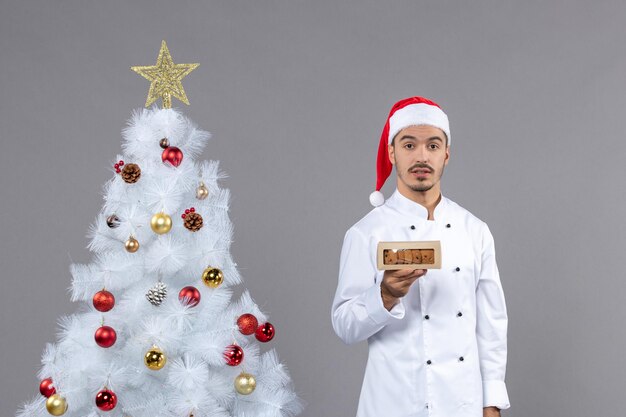 Jovem expressivo posando para as férias de inverno