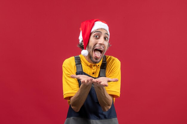 Jovem expressivo posando para as férias de inverno