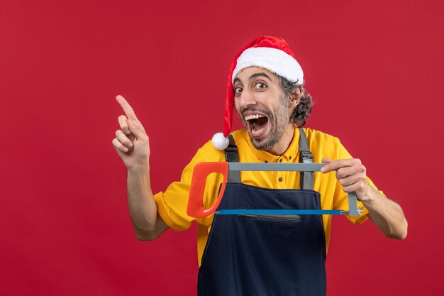 Jovem expressivo posando para as férias de inverno