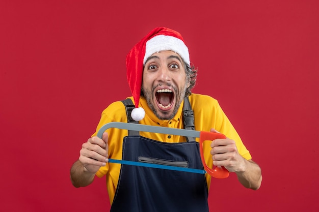 Jovem expressivo posando para as férias de inverno