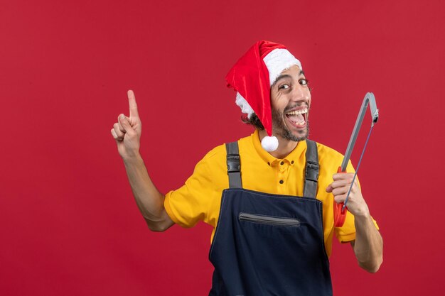 Jovem expressivo posando para as férias de inverno