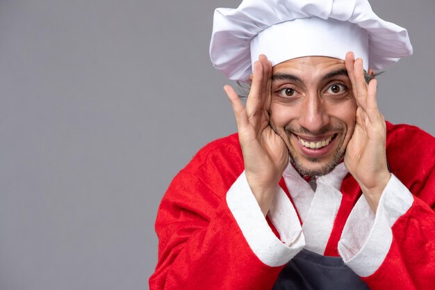 Jovem expressivo posando para as férias de inverno