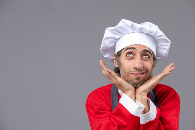 Jovem expressivo posando para as férias de inverno