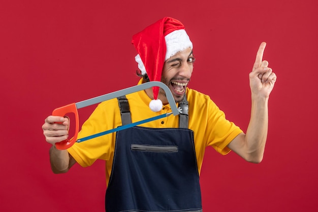 Jovem expressivo posando para as férias de inverno