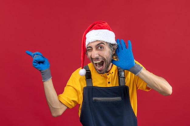 Jovem expressivo posando para as férias de inverno