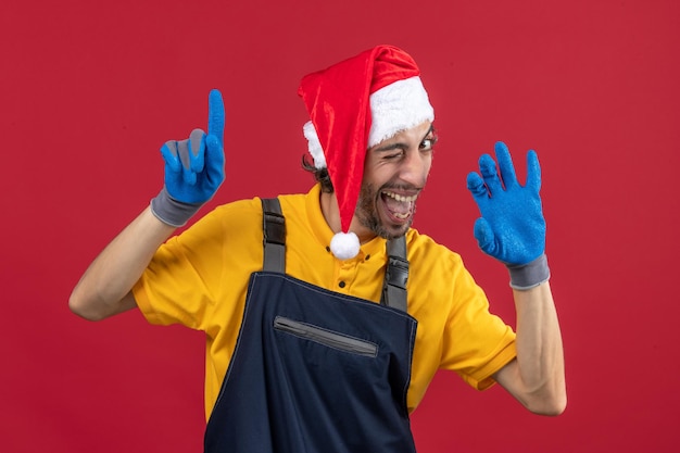 Jovem expressivo posando para as férias de inverno