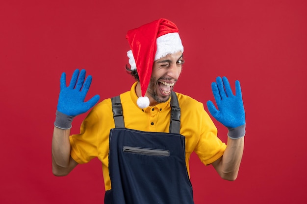 Jovem expressivo posando para as férias de inverno