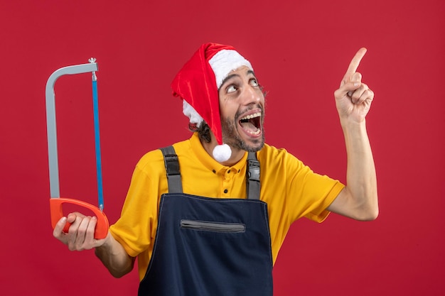 Jovem expressivo posando para as férias de inverno