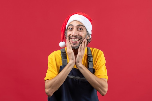 Jovem expressivo posando para as férias de inverno