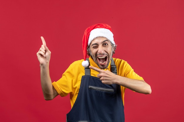 Jovem expressivo posando para as férias de inverno