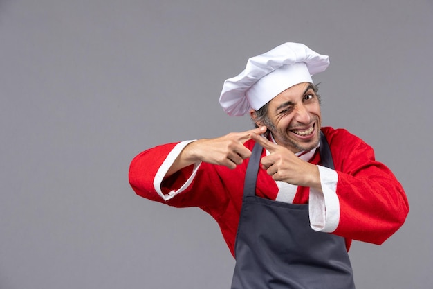 Jovem expressivo posando para as férias de inverno