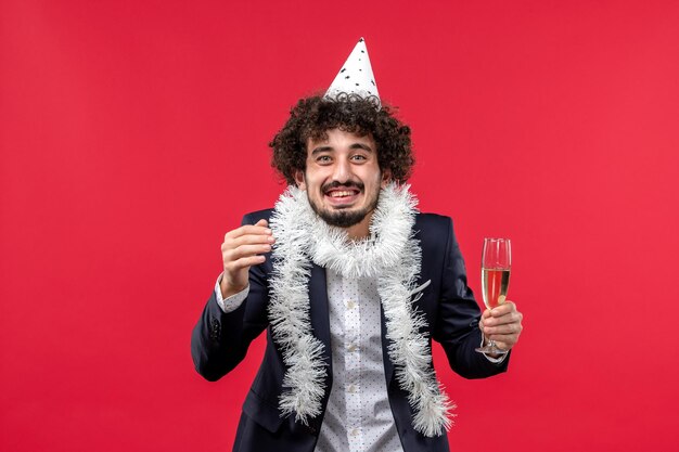 Jovem expressivo posando para o Natal