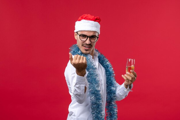 Jovem expressivo posando para o Natal