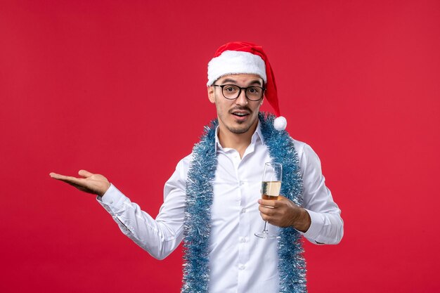 Jovem expressivo posando para o natal