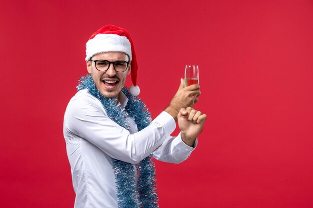 Jovem expressivo posando para o Natal