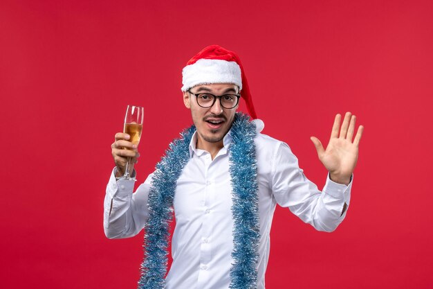 Jovem expressivo posando para o Natal