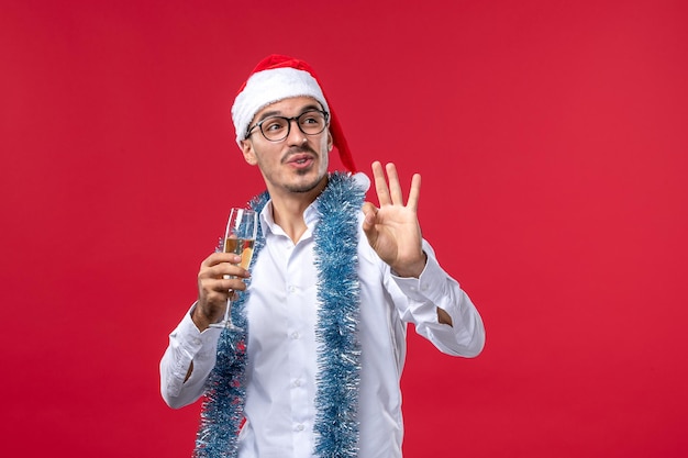 Jovem expressivo posando para o Natal