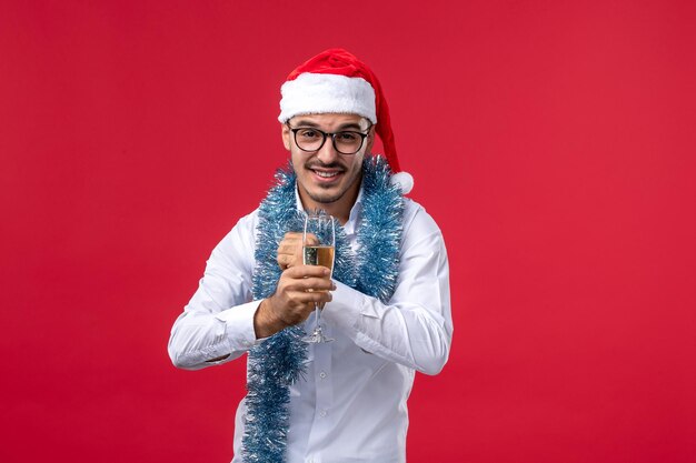 Jovem expressivo posando para o Natal