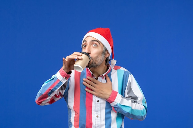 Jovem expressivo posando para o natal