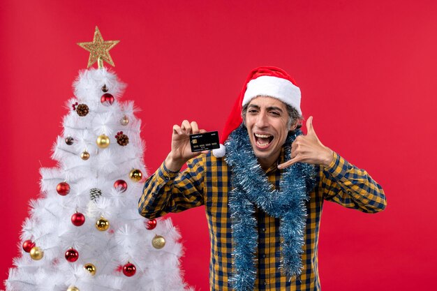 Jovem expressivo posando para o Natal