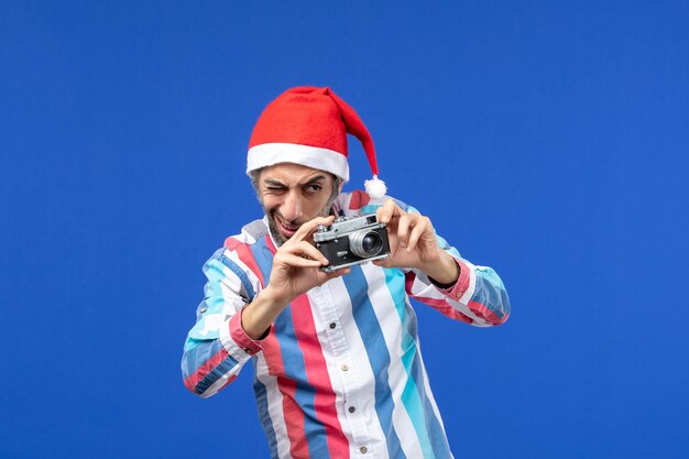 Jovem expressivo posando para o Natal