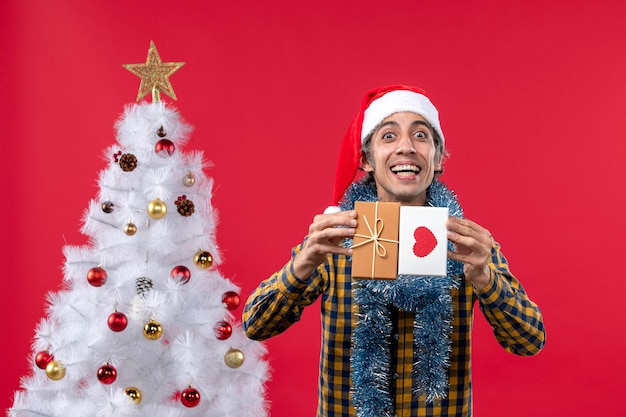 Foto grátis jovem expressivo posando para o natal