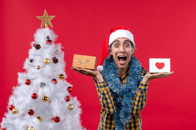 Jovem expressivo posando para o Natal