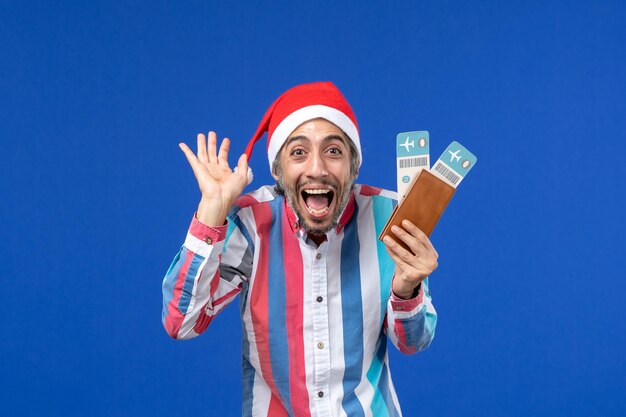 Jovem expressivo posando para o Natal