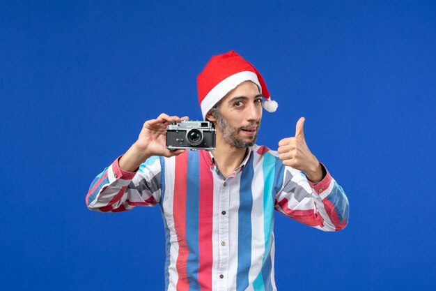 Jovem expressivo posando para o natal