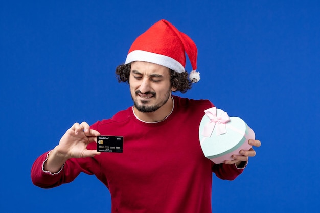 Jovem expressivo posando para o natal