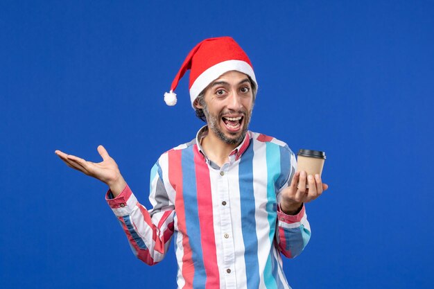 Jovem expressivo posando para o natal