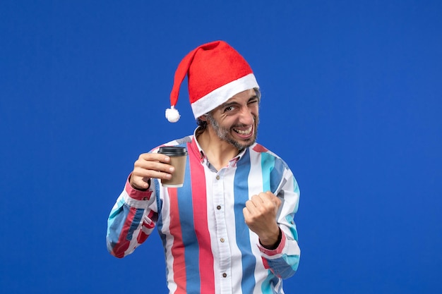 Jovem expressivo posando para o natal