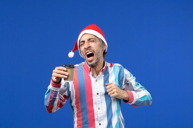 Jovem expressivo posando para o Natal