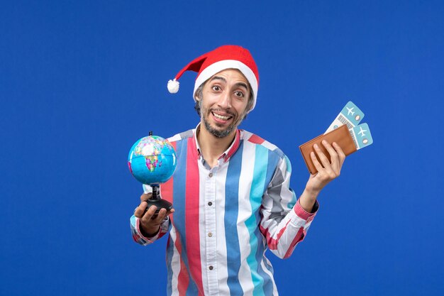 Jovem expressivo posando para o Natal