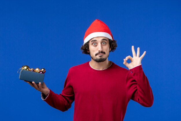 Jovem expressivo posando para o Natal