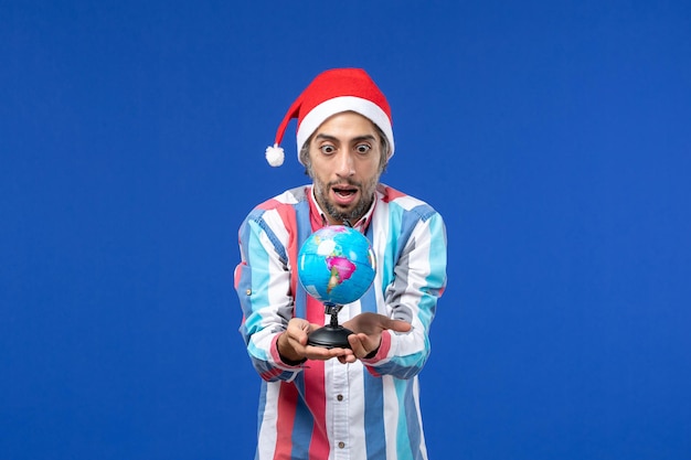 Jovem expressivo posando para o natal