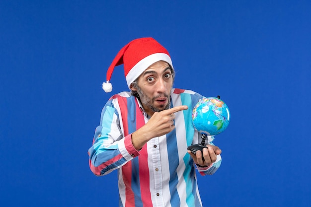 Jovem expressivo posando para o Natal