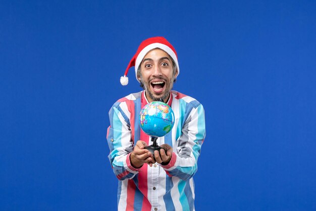 Jovem expressivo posando para o Natal