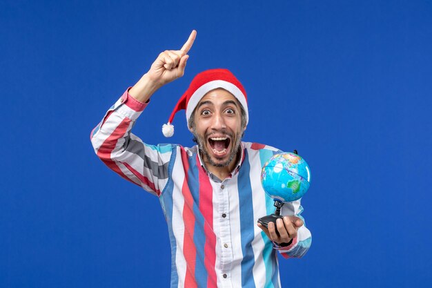 Foto grátis jovem expressivo posando para o natal