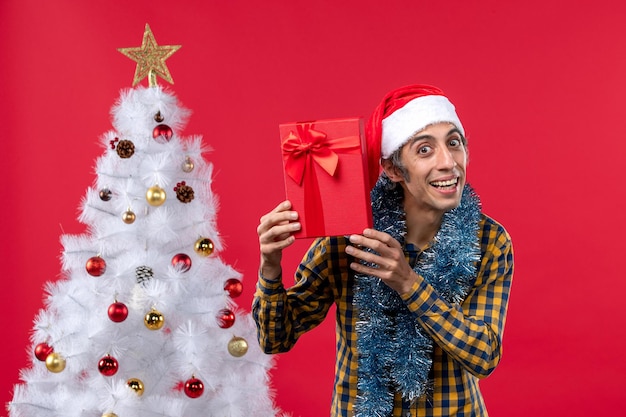 Foto grátis jovem expressivo posando para o natal