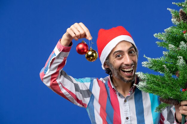 Jovem expressivo posando para o Natal