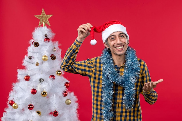 Foto grátis jovem expressivo posando para o natal