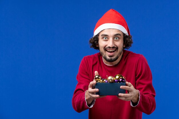 Jovem expressivo posando para o Natal