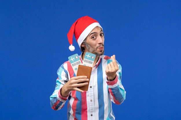 Jovem expressivo posando para o natal