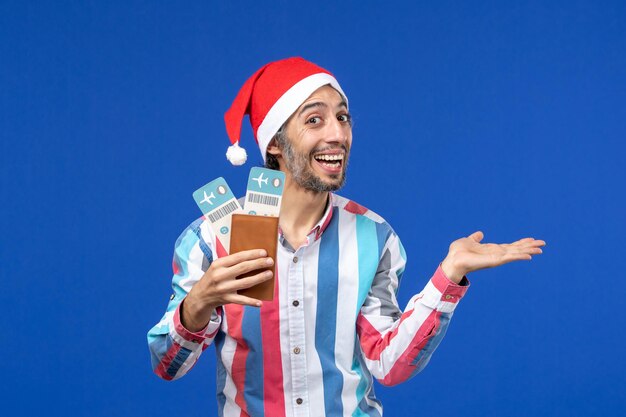 Jovem expressivo posando para o Natal