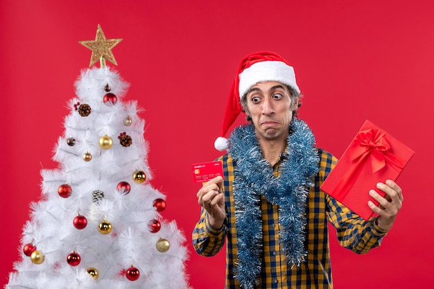 Jovem expressivo posando para o Natal