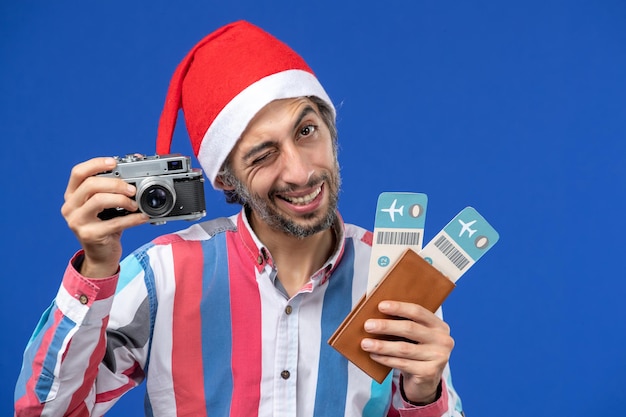 Jovem expressivo posando para o natal