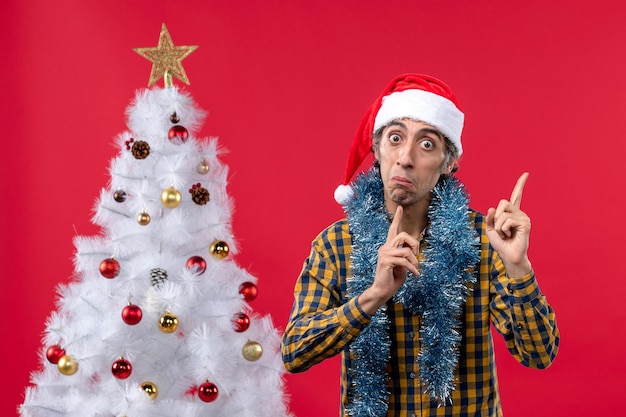 Jovem expressivo posando para o Natal