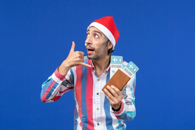 Foto grátis jovem expressivo posando para o natal